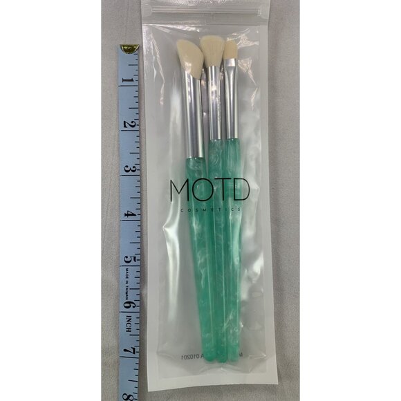 MOTD Cosmetics 3-Piece Makeup Brush Set Aqua Handles BONUS Yellow Wave Pouch - Picture 7 of 10